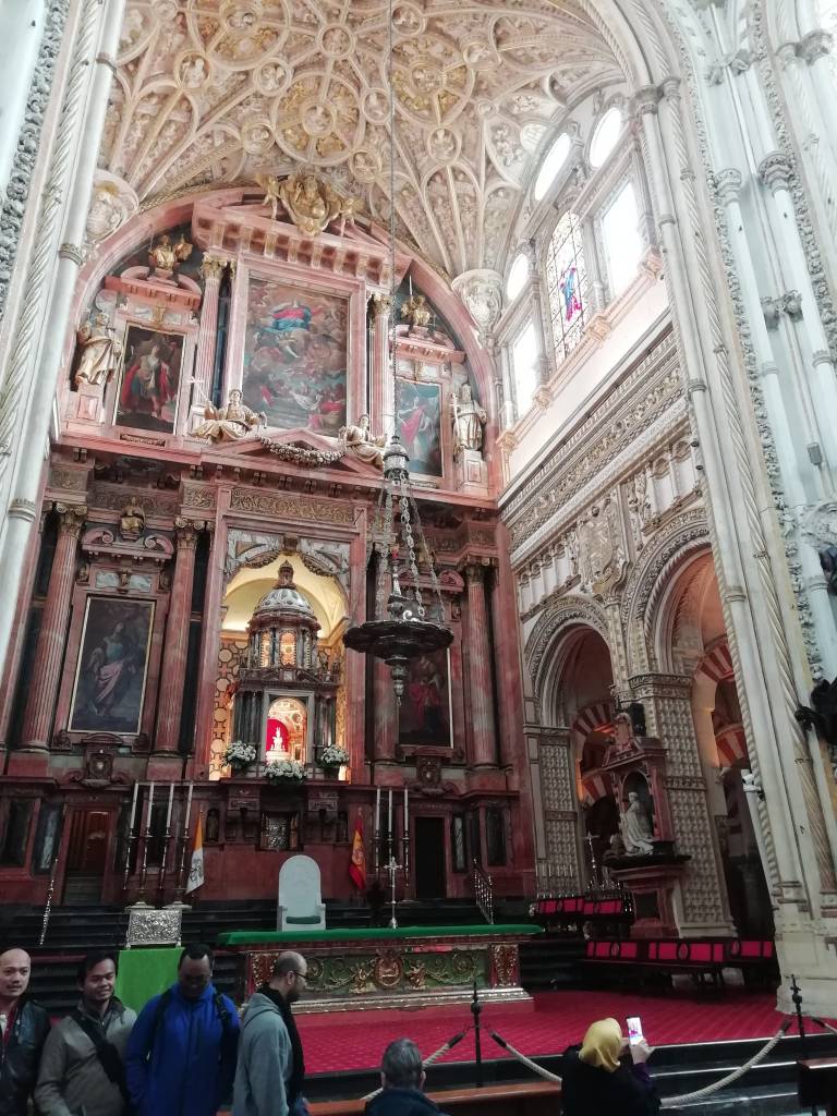 Kurtuba Camiinin içine inşa edilen kilise