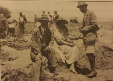 Agatha Christie, kocası Max Mallowan (solda) ve Lawrence’ın arkadaşı Leonard Woolley, Güney Irak’ta, 1931 (British Museum)
