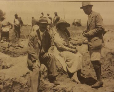 Agatha Christie, kocası Max Mallowan (solda) ve Lawrence’ın arkadaşı Leonard Woolley, Güney Irak’ta, 1931 (British Museum)