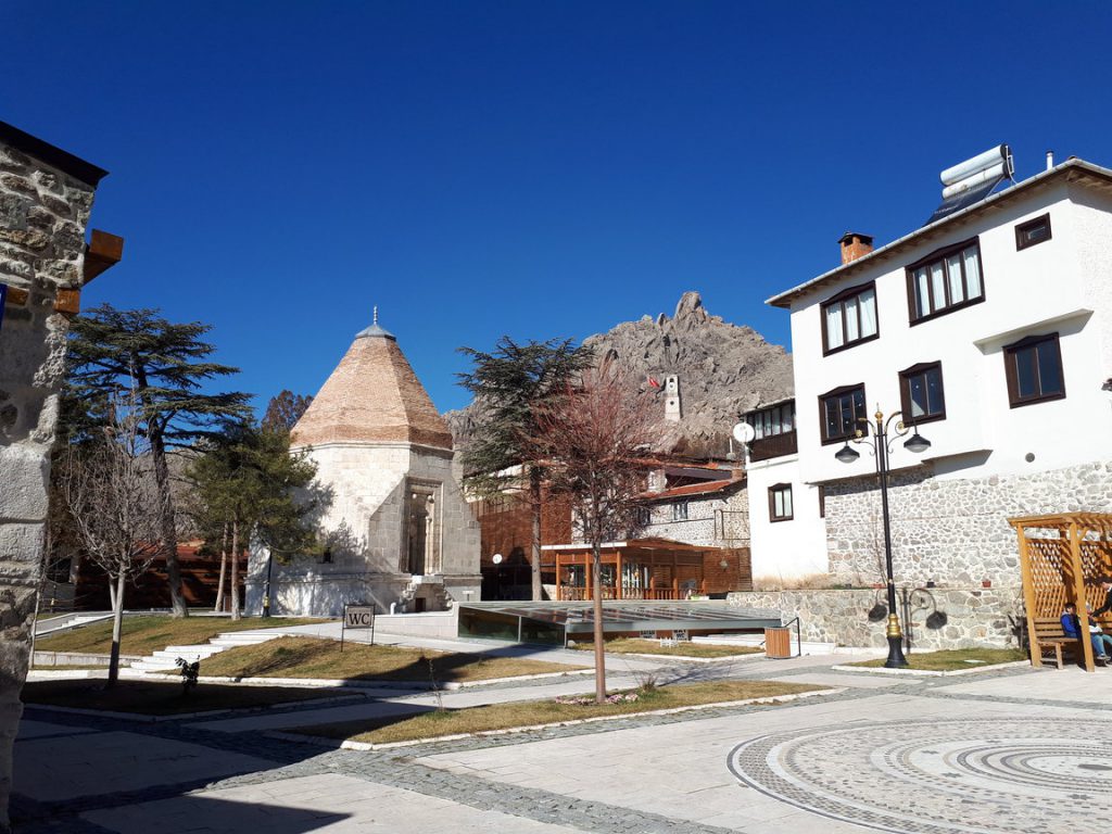Sultan Şah Türbesi