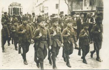 Genç askerler zayi olan nesiller
