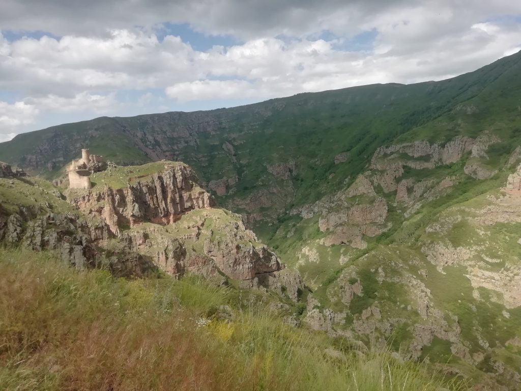 Şeytan Kalesi ve Karaçay Vadisi